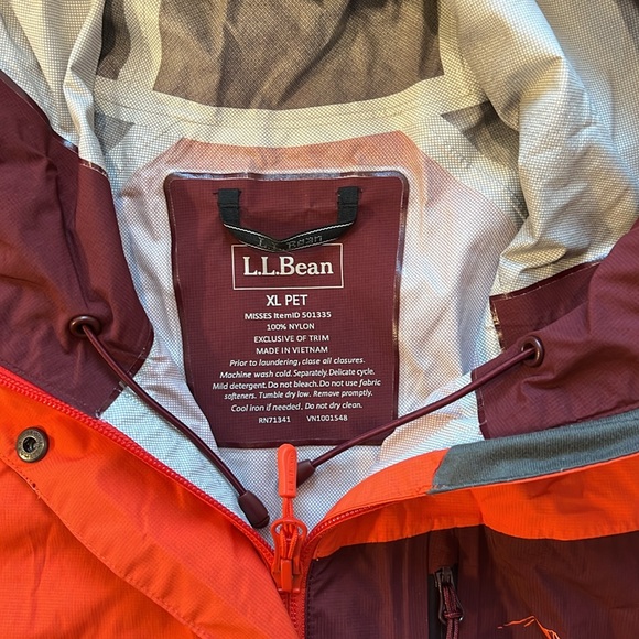 LL Bean Women’s Rain Jacket - Picture 2 of 3